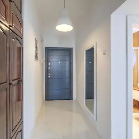 Bright With Designer Renovation *