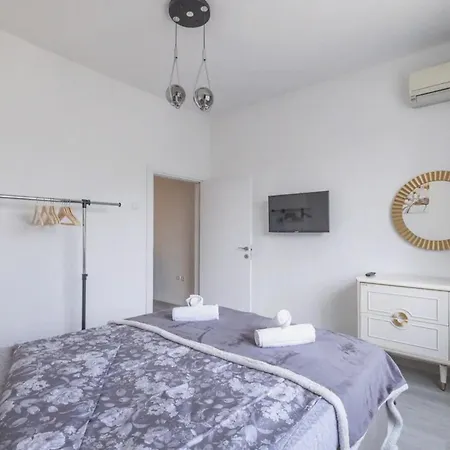 Bright With Designer Renovation Apartment *