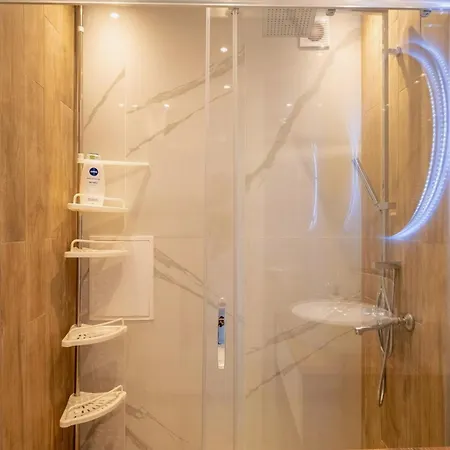 Bright With Designer Renovation Appartamento