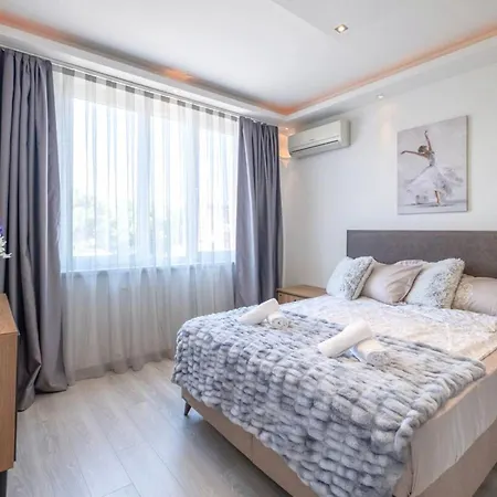 Bright With Designer Renovation *