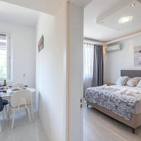 Bright With Designer Renovation *