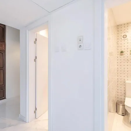 Bright With Designer Renovation Apartment *
