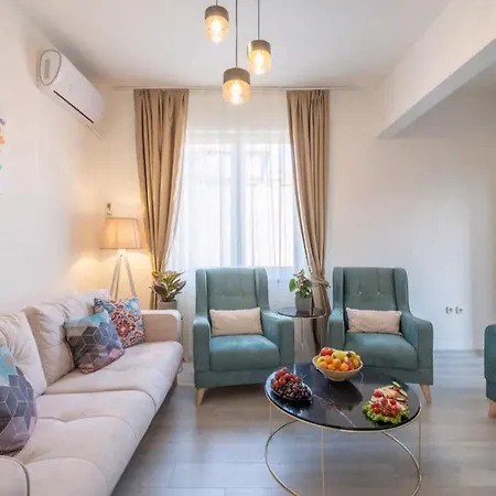 Bright With Designer Renovation Appartamento